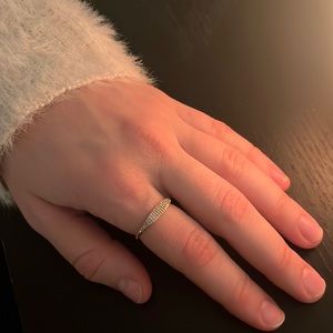 Mejuri ring size 8 pave diamond slim signet 14k gold